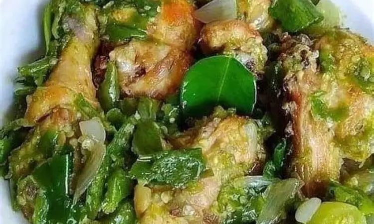 Teknik Menumis Sambal Hijau Proses menumis sambal hijau di wajan