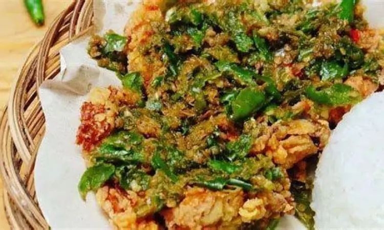 Sajian Ayam Cabe Ijo Komplet Sepiring nasi dengan ayam cabe ijo