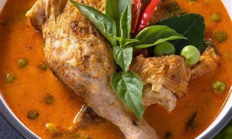 Sajian Kari Ayam Sajian akhir kari ayam di dalam mangkuk dengan taburan bawang goreng