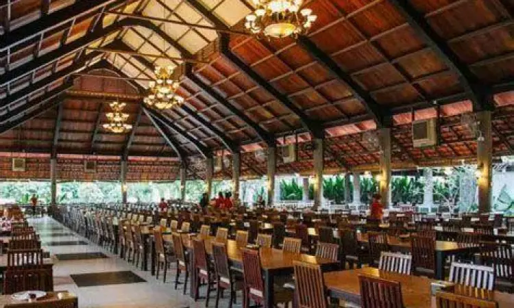 Suasana RM Simay Interior rumah makan simay yang ramai dan bersih