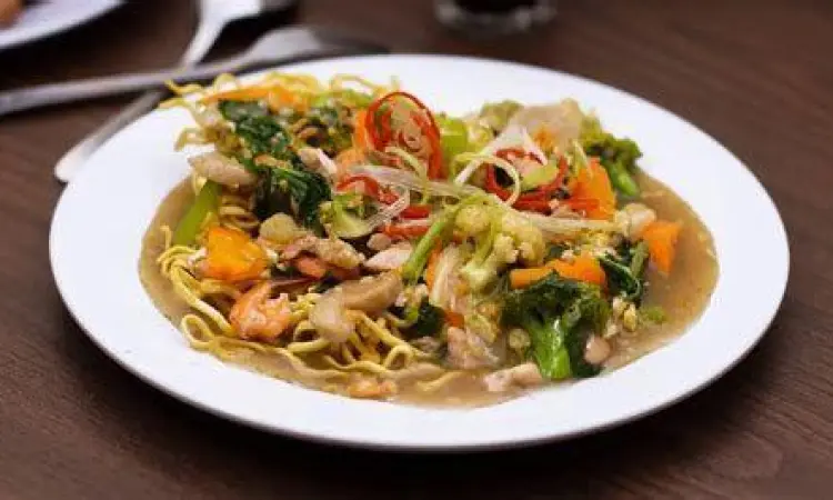 Variasi Mie Titi Porsi lengkap Mie Titi dengan topping seafood