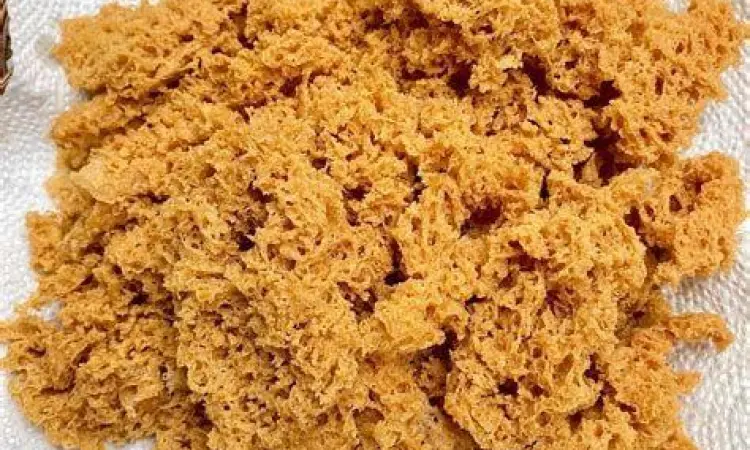 Proses menggoreng adonan kremesan di minyak panas