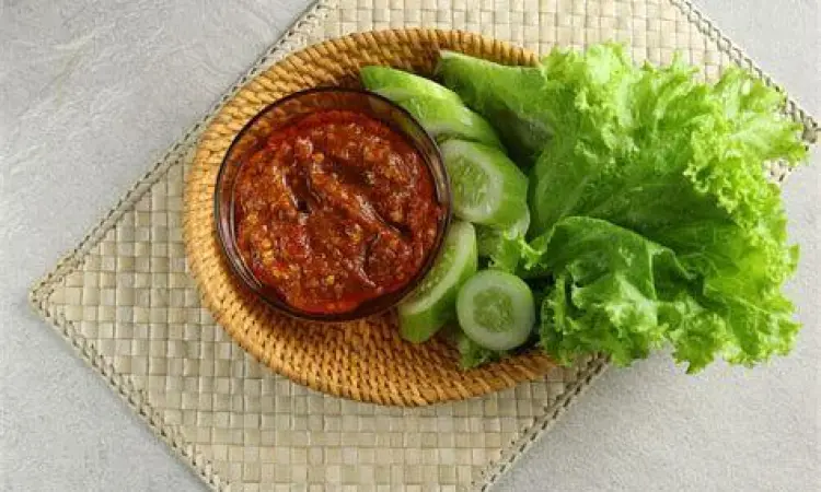 Sambal dan Lalapan Segar Sambal bawang dan lalapan sebagai pendamping ayam kremes