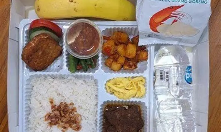 Menu Nasi Rames Lengkap sepiring nasi rames dari warung makan prasmanan