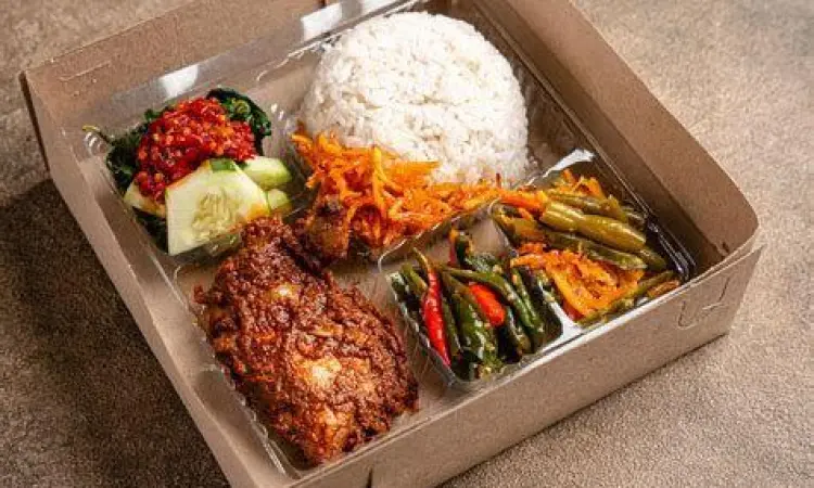 kemasan nasi kotak dari warung makan prasmanan