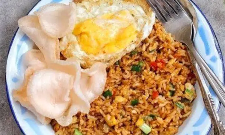 Proses pembuatan nasi goreng kuliner malam terdekat