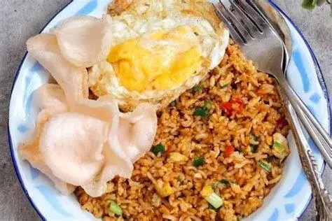 Nasi Goreng Malam Hari Proses pembuatan nasi goreng kuliner malam terdekat