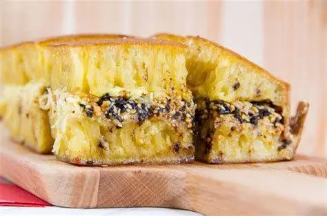 Martabak Manis Spesial Potongan martabak manis keju cokelat yang tebal