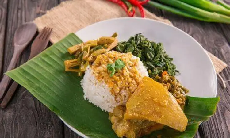 Nasi Padang Lengkap Satu porsi lengkap nasi padang dengan gulai tunjang