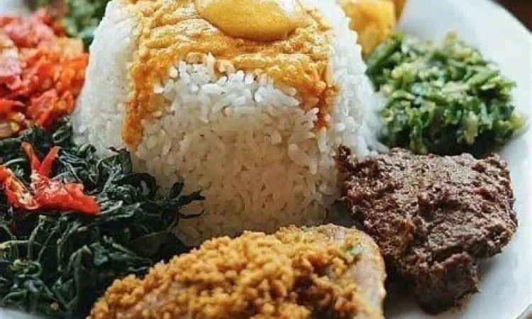 Nasi Padang Komplit Nasi Padang dengan lauk rendang dan sayur nangka