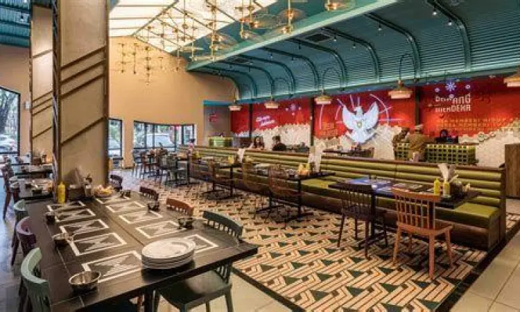 Suasana Restoran Padang Premium Interior restoran padang mewah dengan sajian hidang