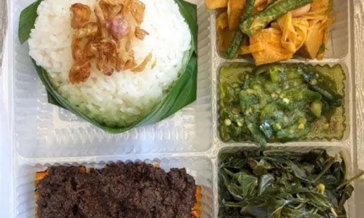 Paket nasi kotak padang dengan kemasan rapi