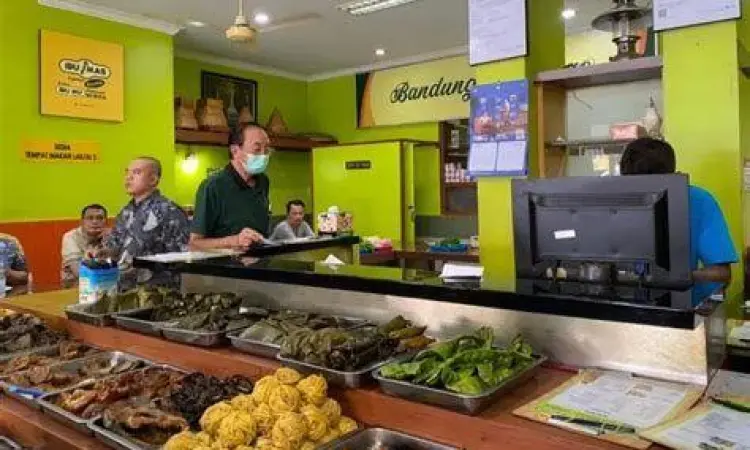 Suasana warung nasi tradisional yang ramai pelanggan