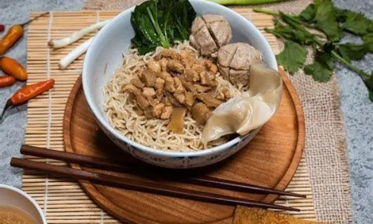 Menu Lengkap Mie Ayam Sajian lengkap mie ayam dengan bakso dan pangsit