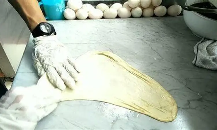 Proses pembuatan Martabak Kubang Hayuda oleh koki profesional