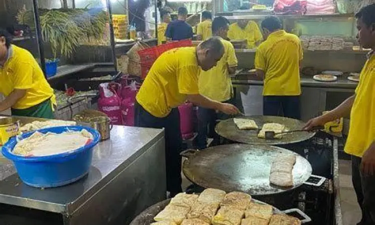 Sajian Martabak Mesir Kubang Hayuda dengan kuah cuka