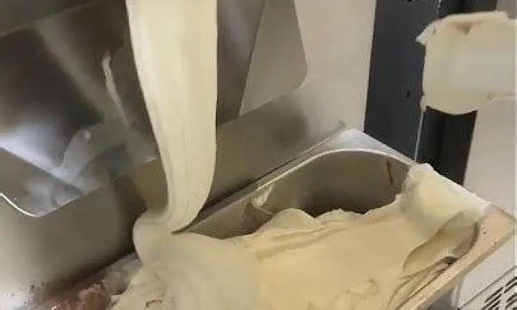 Proses pembuatan gelato artisan di dapur profesional