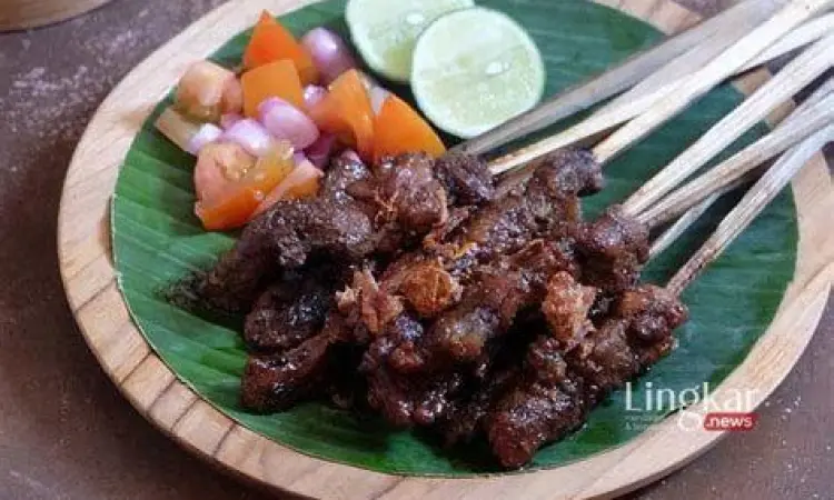 Sate maranggi dengan irisan tomat segar