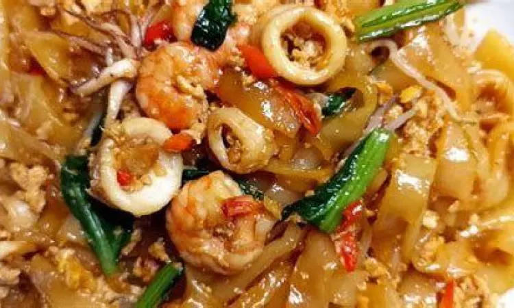 Kwetiau Goreng Seafood Spesial kwetiau goreng seafood dengan udang dan bakso ikan