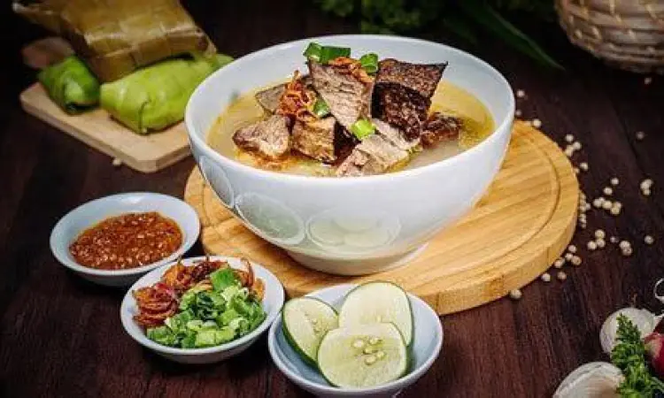 Semangkuk Coto Makassar dengan irisan daging sapi melimpah