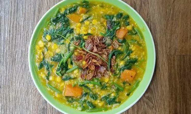 Tinutuan Khas Sulawesi Utara Bubur Manado Tinutuan dengan sayuran warna-warni