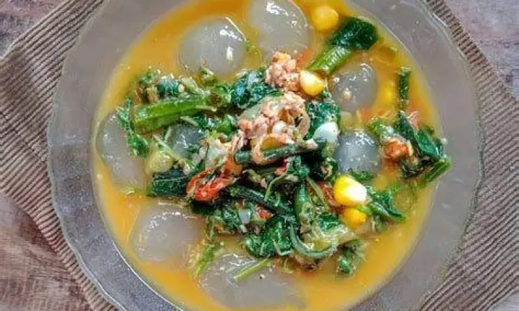 Kapurung Khas Luwu Penyajian Kapurung dalam mangkuk besar dengan kuah kuning