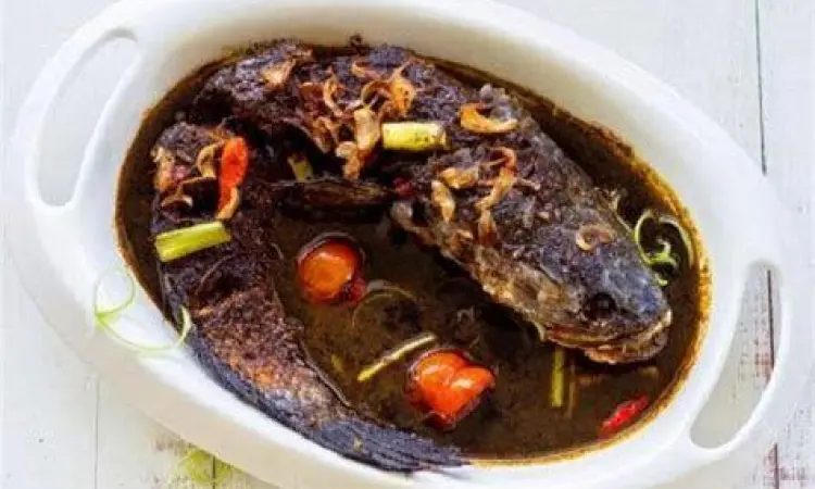 Sajian Gabus Pucung hitam pekat tradisional