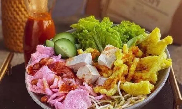 Asinan Betawi Segar Asinan Betawi dengan bumbu kacang dan kerupuk mi