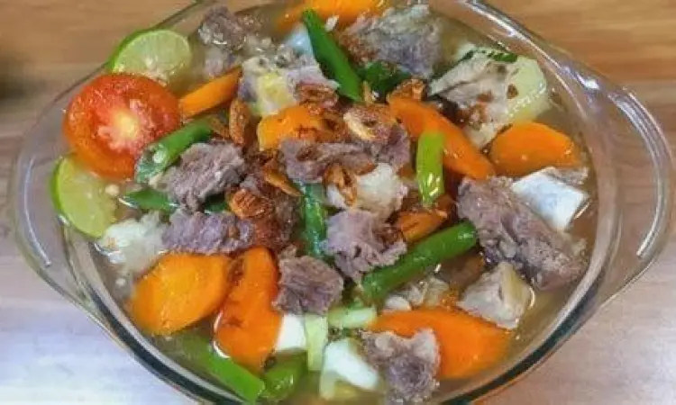 Nutrisi Sup Daging Ilustrasi gizi seimbang dalam semangkuk sup