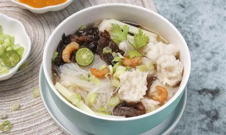 Penyajian tekwan dengan pelengkap lengkap