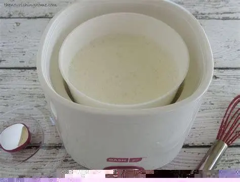 Inkubasi Yogurt Rumahan Proses inkubasi yogurt dalam wadah tertutup