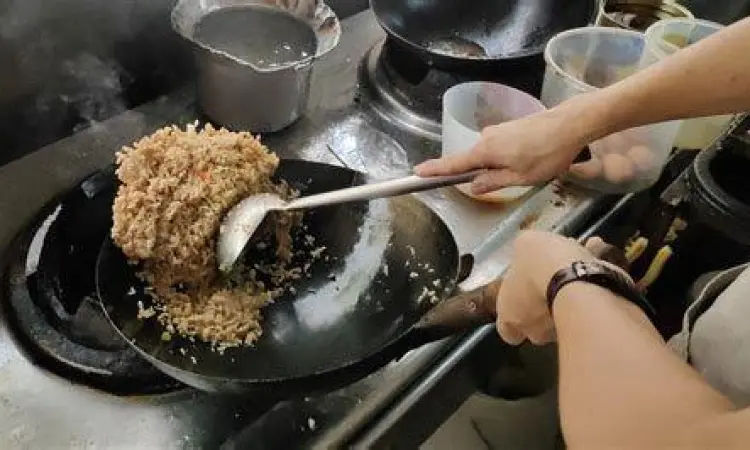 Teknik mengaduk nasi goreng di atas wajan panas
