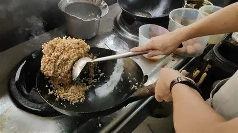 Teknik Wok Hei Teknik mengaduk nasi goreng di atas wajan panas