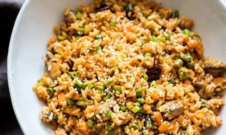 Nasi goreng szechuan yang disajikan cantik di atas piring