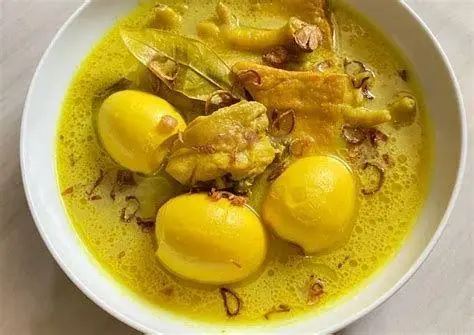 Rempah Dasar Opor Kumpulan rempah bumbu opor telur seperti kunyit kemiri dan ketumbar