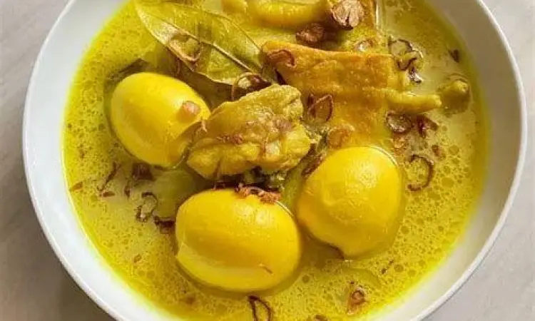 Sajian opor telur kuning dengan kuah kental meresap