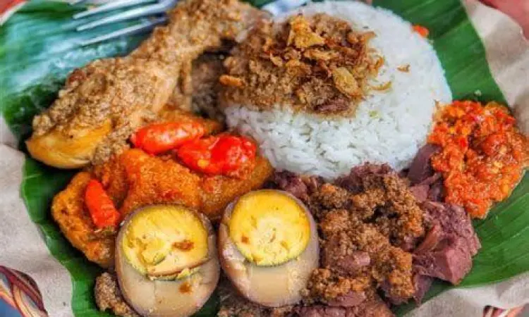 Memasak Gudeg Tradisional Proses memasak gudeg tradisional menggunakan kayu bakar