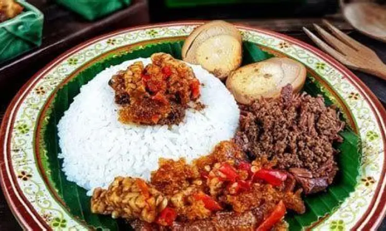 Gudeg Yu Djum Legendaris Sajian lengkap Gudeg Yu Djum dengan telur dan krecek