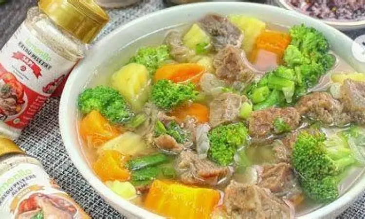 Sayuran segar wortel dan kentang untuk campuran sop