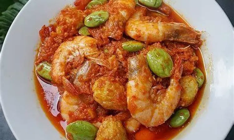 Sambal Udang Tradisional Piring berisi sambal udang dengan bumbu merah pekat