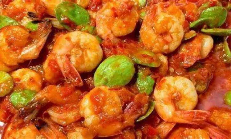 Sajian sambal udang petai dengan nasi putih