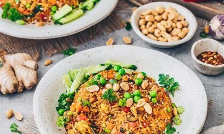 Sajian lengkap vegan nasi goreng dengan garnish