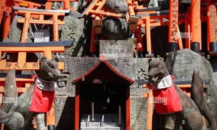 patung rubah di kuil inari jepang