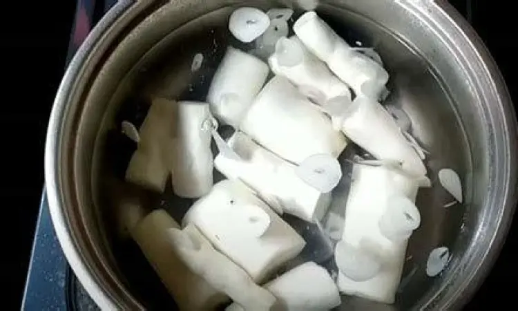 Singkong yang sudah dikukus matang sempurna