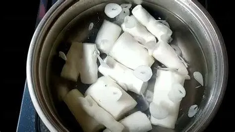 Proses Pengukusan Singkong Singkong yang sudah dikukus matang sempurna