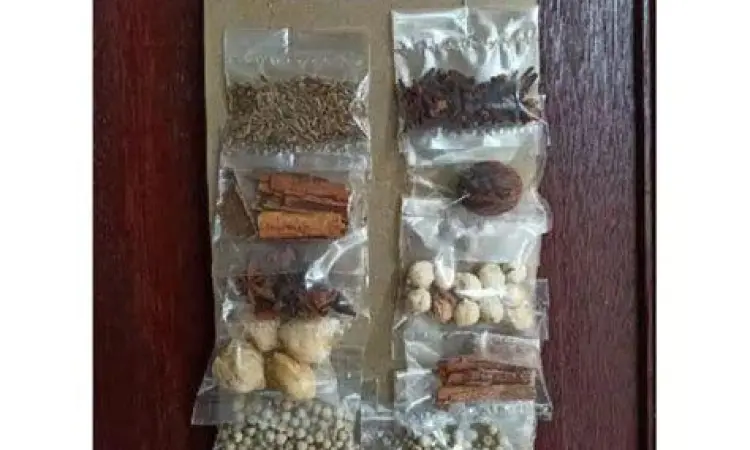 Rempah aromatik seperti pala, cengkeh, dan merica untuk bumbu sop