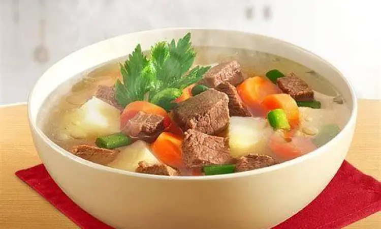 Hasil Akhir Sop Daging Sapi Sajian sop daging sapi bening dengan taburan bawang goreng