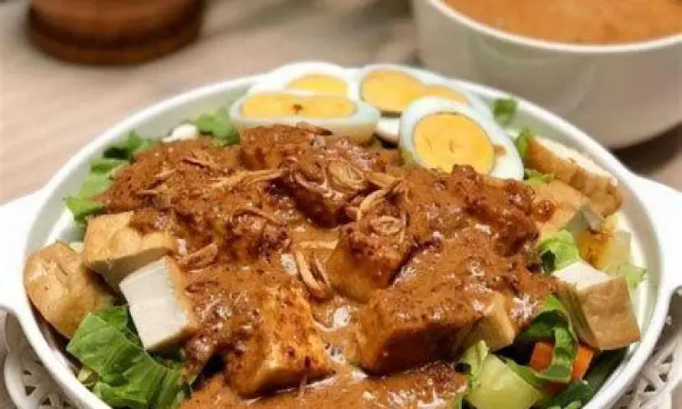 Penyajian Gado Gado Plating mewah gado gado siram di piring keramik