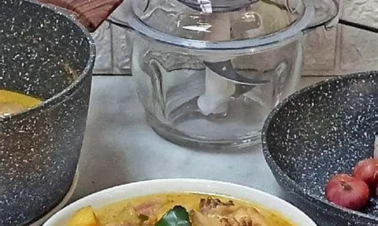 Proses memasak ayam dalam bumbu kare