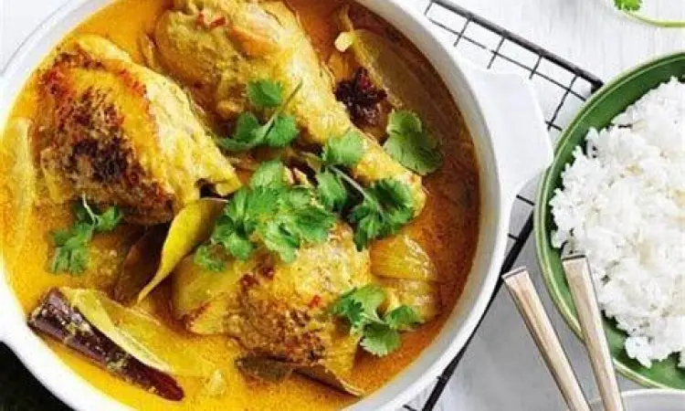 Sajian Kare Ayam Penyajian kare ayam dengan nasi putih